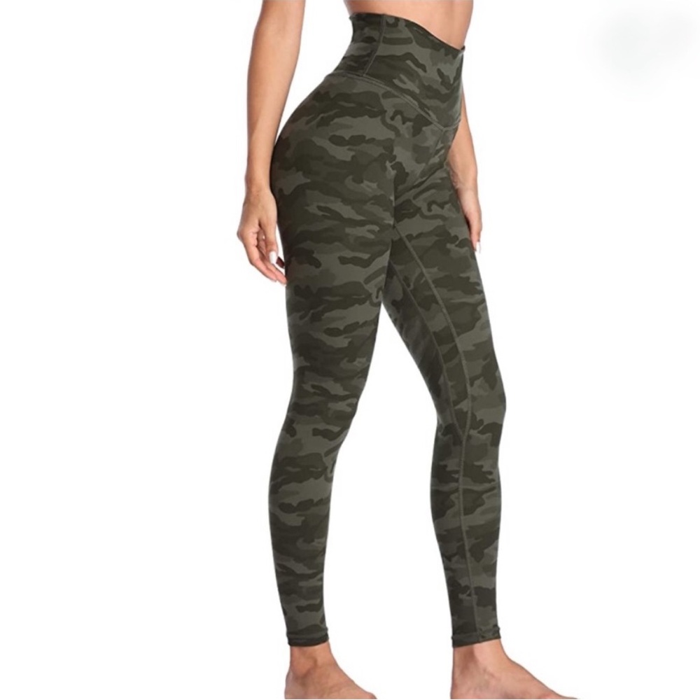 Colorfulkoala High Waisted Tummy Control
Leggings in Green Camo, Size XS